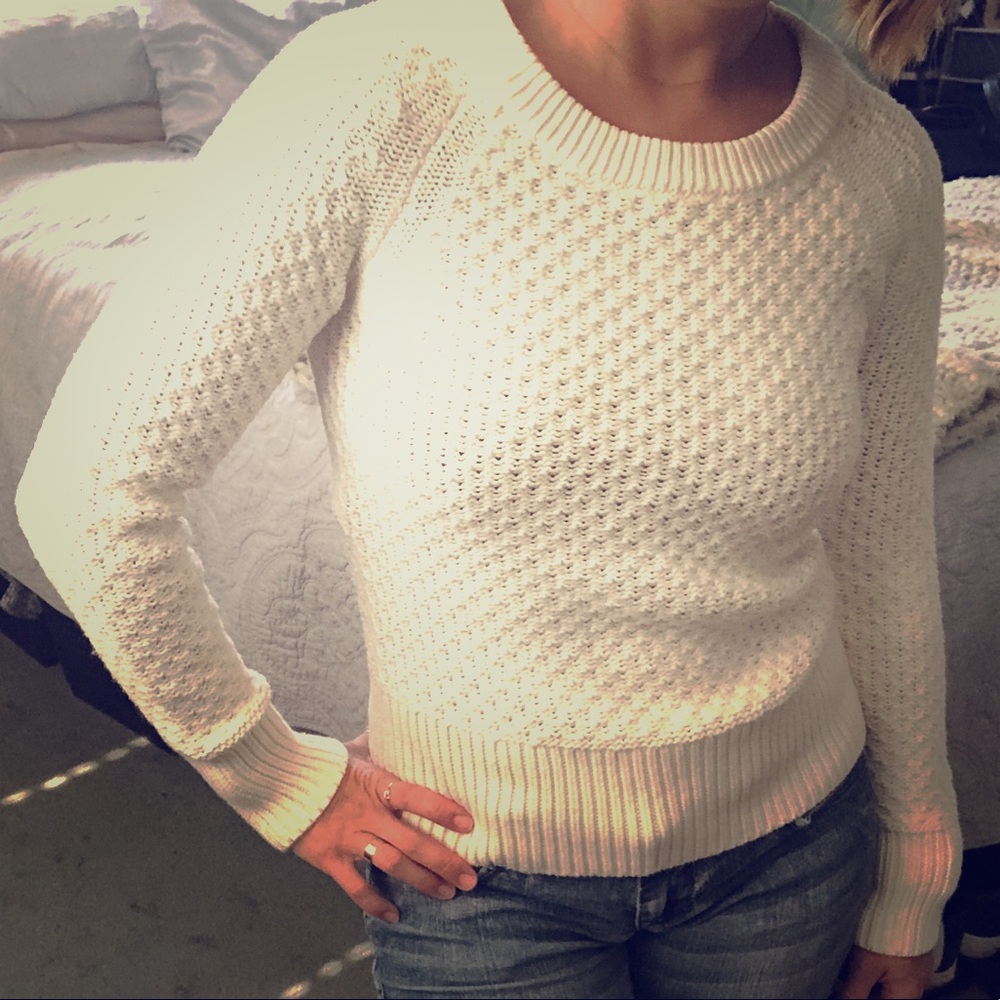 White long sleeve crotchet crew neck sweater